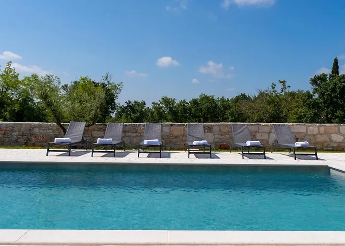 Valeria By Briskva Majkusi